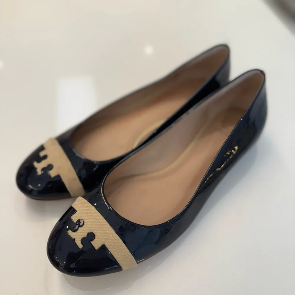 Tory Burch Gabrielle Patent Leather Logo Flats, Navy &‎ Beige, 7M